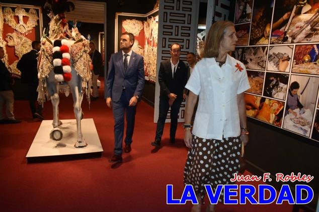 El programa de la visita de la Infanta Elena concluyó con un recorrido por la Casa-Museo de los Caballos del Vino; un momento que había despertado gran expectación entre los caballistas ya que doña Elena ostenta el título de Amazona Honoraria del Bando de los Caballos del Vino desde 1990, fecha en la que aceptó el nombramiento. 