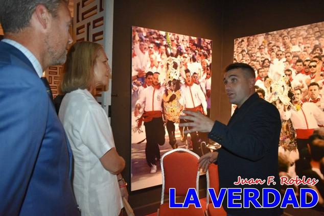 El programa de la visita de la Infanta Elena concluyó con un recorrido por la Casa-Museo de los Caballos del Vino; un momento que había despertado gran expectación entre los caballistas ya que doña Elena ostenta el título de Amazona Honoraria del Bando de los Caballos del Vino desde 1990, fecha en la que aceptó el nombramiento. 