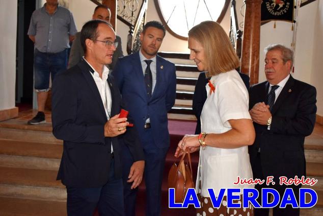 El programa de la visita de la Infanta Elena concluyó con un recorrido por la Casa-Museo de los Caballos del Vino; un momento que había despertado gran expectación entre los caballistas ya que doña Elena ostenta el título de Amazona Honoraria del Bando de los Caballos del Vino desde 1990, fecha en la que aceptó el nombramiento. 