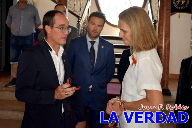 El programa de la visita de la Infanta Elena concluyó con un recorrido por la Casa-Museo de los Caballos del Vino; un momento que había despertado gran expectación entre los caballistas ya que doña Elena ostenta el título de Amazona Honoraria del Bando de los Caballos del Vino desde 1990, fecha en la que aceptó el nombramiento. 