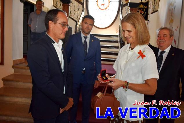 El programa de la visita de la Infanta Elena concluyó con un recorrido por la Casa-Museo de los Caballos del Vino; un momento que había despertado gran expectación entre los caballistas ya que doña Elena ostenta el título de Amazona Honoraria del Bando de los Caballos del Vino desde 1990, fecha en la que aceptó el nombramiento. 