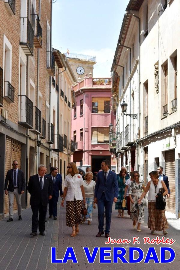 Antes de abandonar la ciudad, la Infanta Elena recorrió la calle Mayor y entró al convento de San José, Fundación de Santa Teresa de Jesús. 