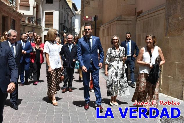 Antes de abandonar la ciudad, la Infanta Elena recorrió la calle Mayor y entró al convento de San José, Fundación de Santa Teresa de Jesús. 