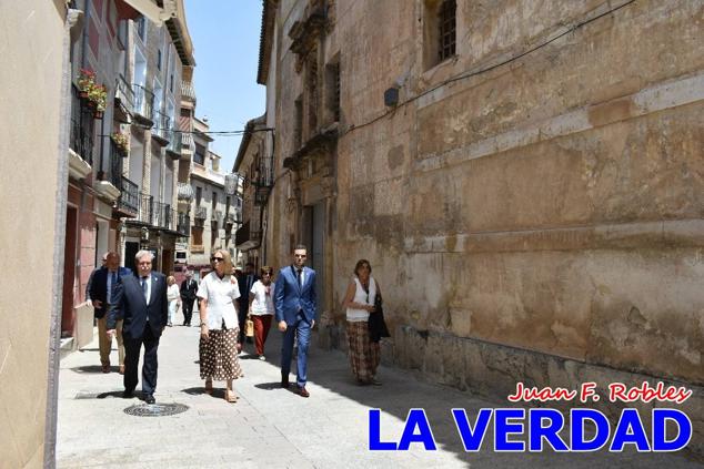 Antes de abandonar la ciudad, la Infanta Elena recorrió la calle Mayor y entró al convento de San José, Fundación de Santa Teresa de Jesús. 