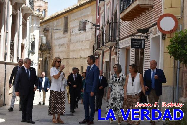 Antes de abandonar la ciudad, la Infanta Elena recorrió la calle Mayor y entró al convento de San José, Fundación de Santa Teresa de Jesús. 