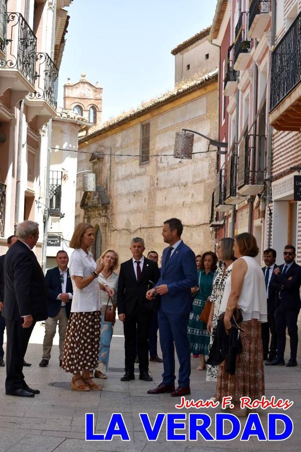 Antes de abandonar la ciudad, la Infanta Elena recorrió la calle Mayor y entró al convento de San José, Fundación de Santa Teresa de Jesús. 