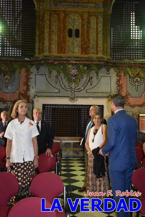 Antes de abandonar la ciudad, la Infanta Elena recorrió la calle Mayor y entró al convento de San José, Fundación de Santa Teresa de Jesús. 