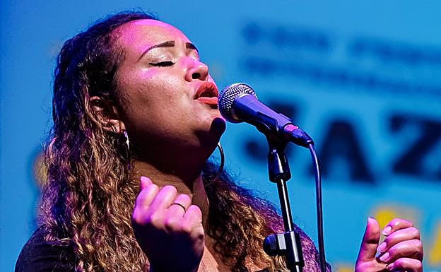 La cantante June Fermie.