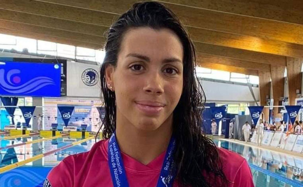 Paula Villada, nadadora de Alumbres, con una de sus medallas. 