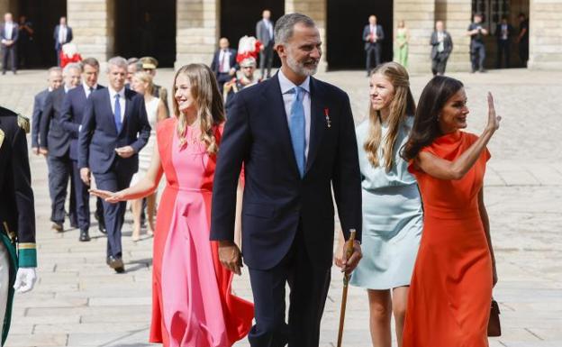 Imagen principal - Los Reyes y sus hijas, a la llegada a la catedral de Santiago; La Reina, junto a sus hijas; La princesa Leonor habla con su padre. 