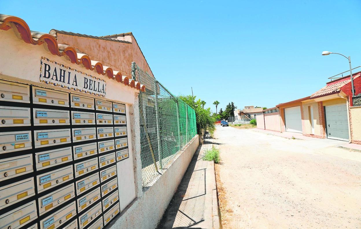Zona de buzones comunitarios, en una de las calles principales de la Urbanización Bahía Bella. 