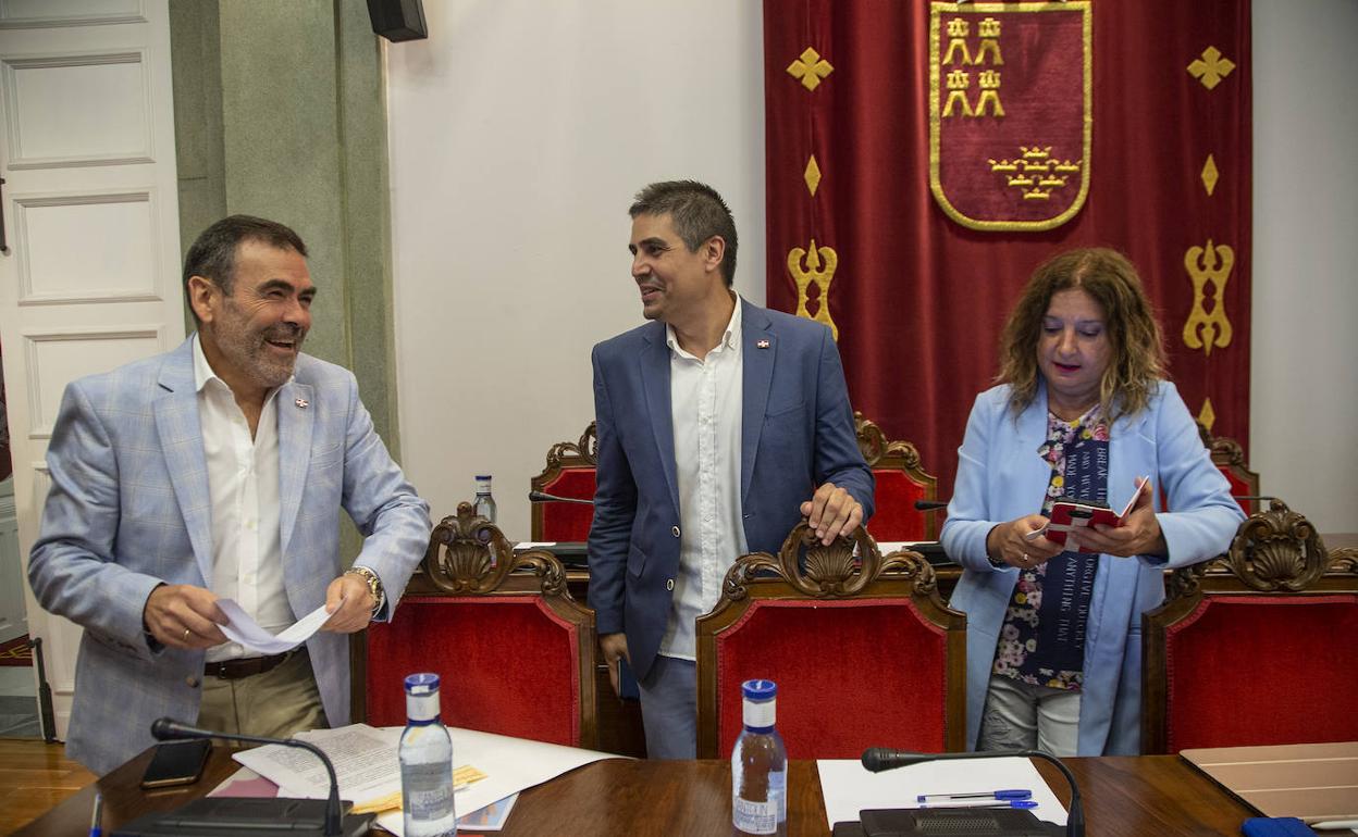 López, con los ediles de MC Jesús Giménez y María José Soler, al inicio del Pleno de este martes. 