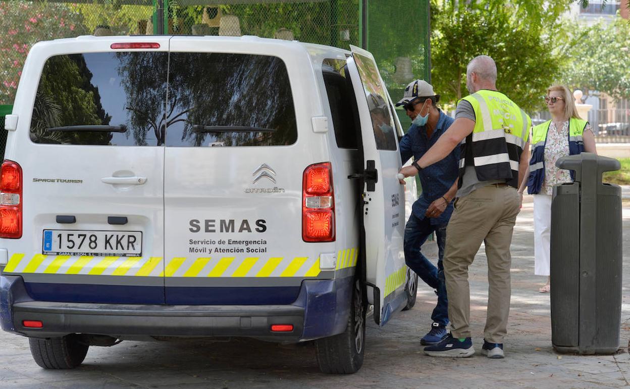 Trabajadores del Semas recogen a una persona sin hogar, este lunes. 