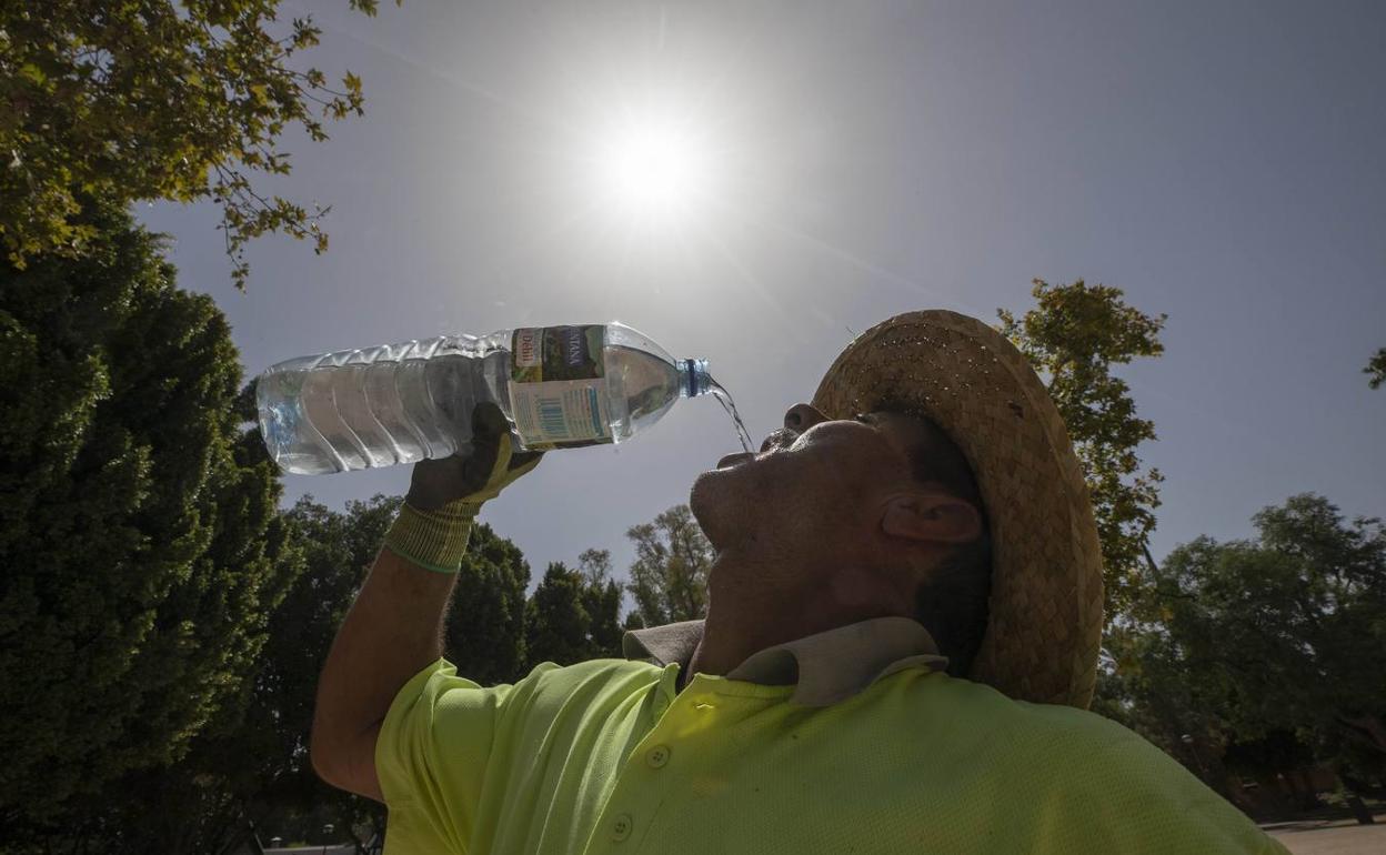 Un trabajador de la construcción bebe agua durante un descanso de su trabajo este lunes en Murcia