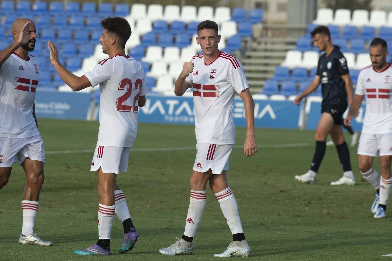 Fotos: El Efesé reverdece frente al Ibiza