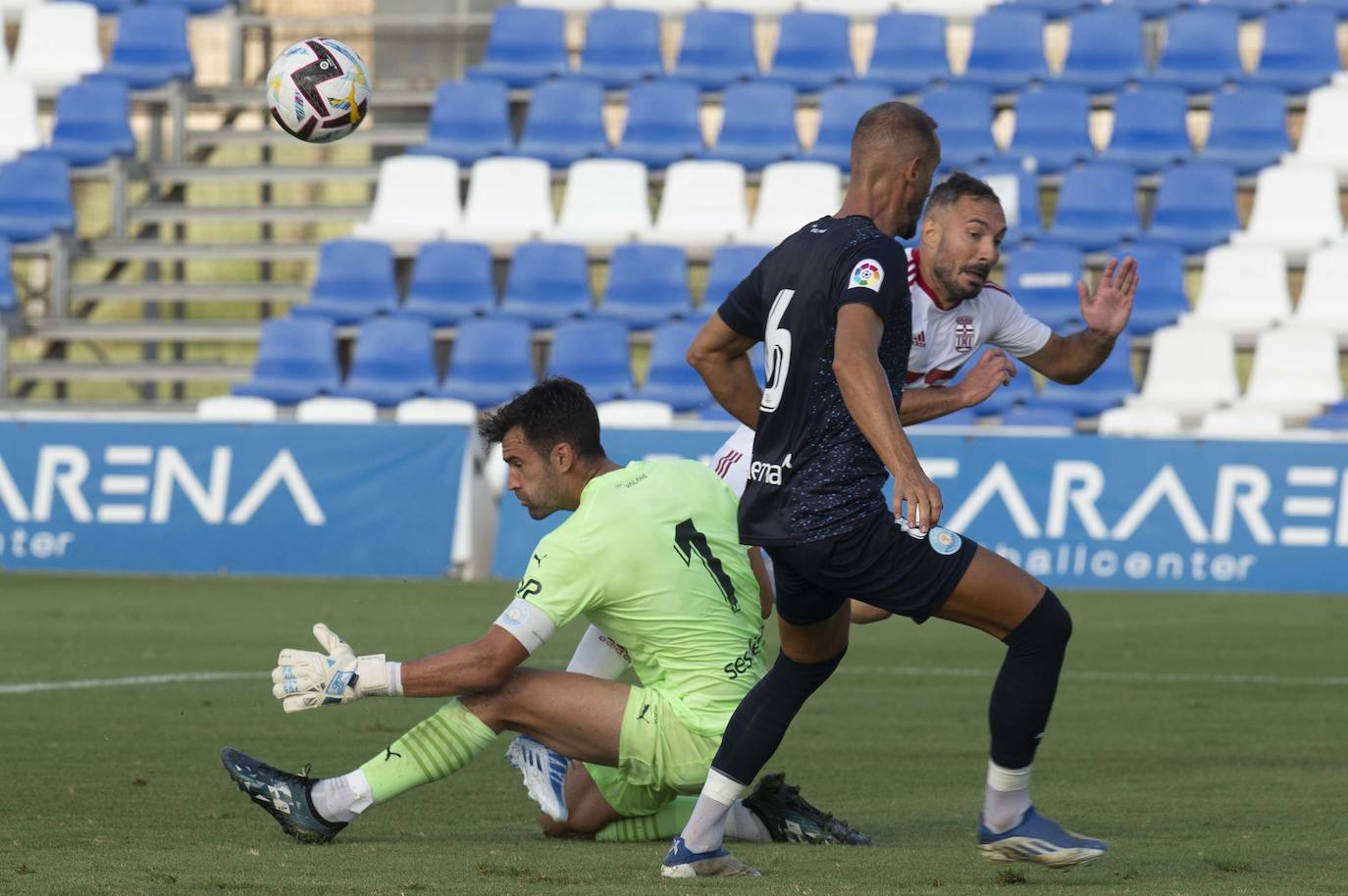 Fotos: El Efesé reverdece frente al Ibiza