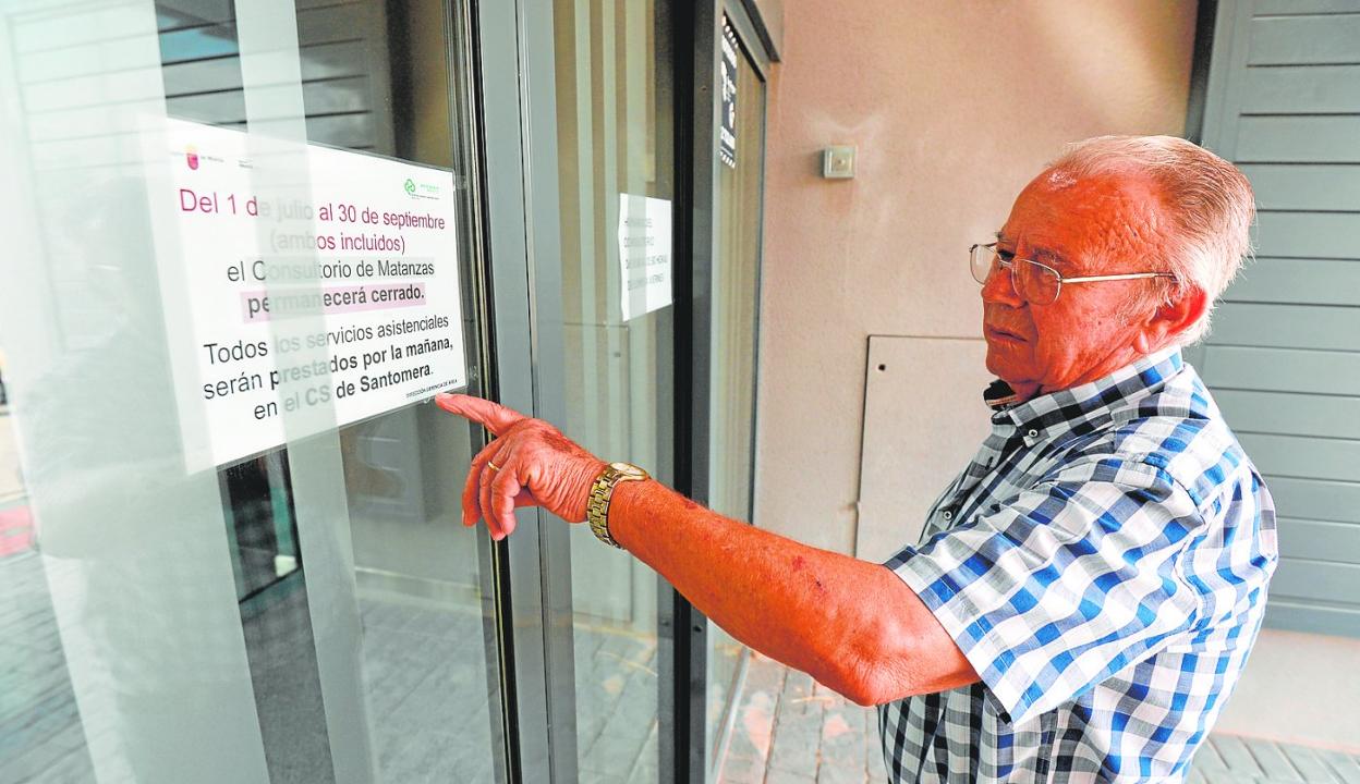 Un vecino consulta el cartel que informa del cierre hasta septiembre del consultorio de Matanzas (Santomera). 