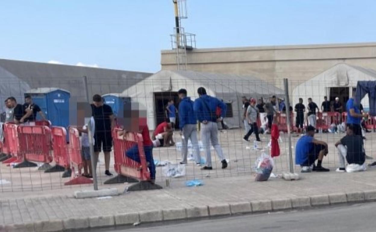 El campamento instalado en el Puerto de Escombreras para acoger a las personas llegadas en patera.