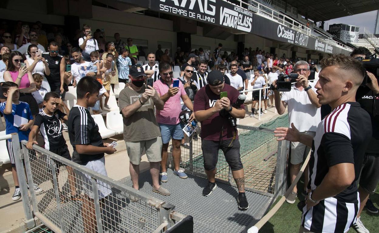 De Blasis agradece a sus seguidores su cariño en el Estadio Municipal Cartagonova. 