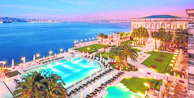 Hotel Ciragan Kempinski (excelente). Europa-Turquía-Estambul. Se asienta también en otro palacio otomano y dispone de una inmensa piscina junto al Bósforo y de un espléndido baño turco. Comparte las virtudes de los hoteles de esta reconocida cadena.