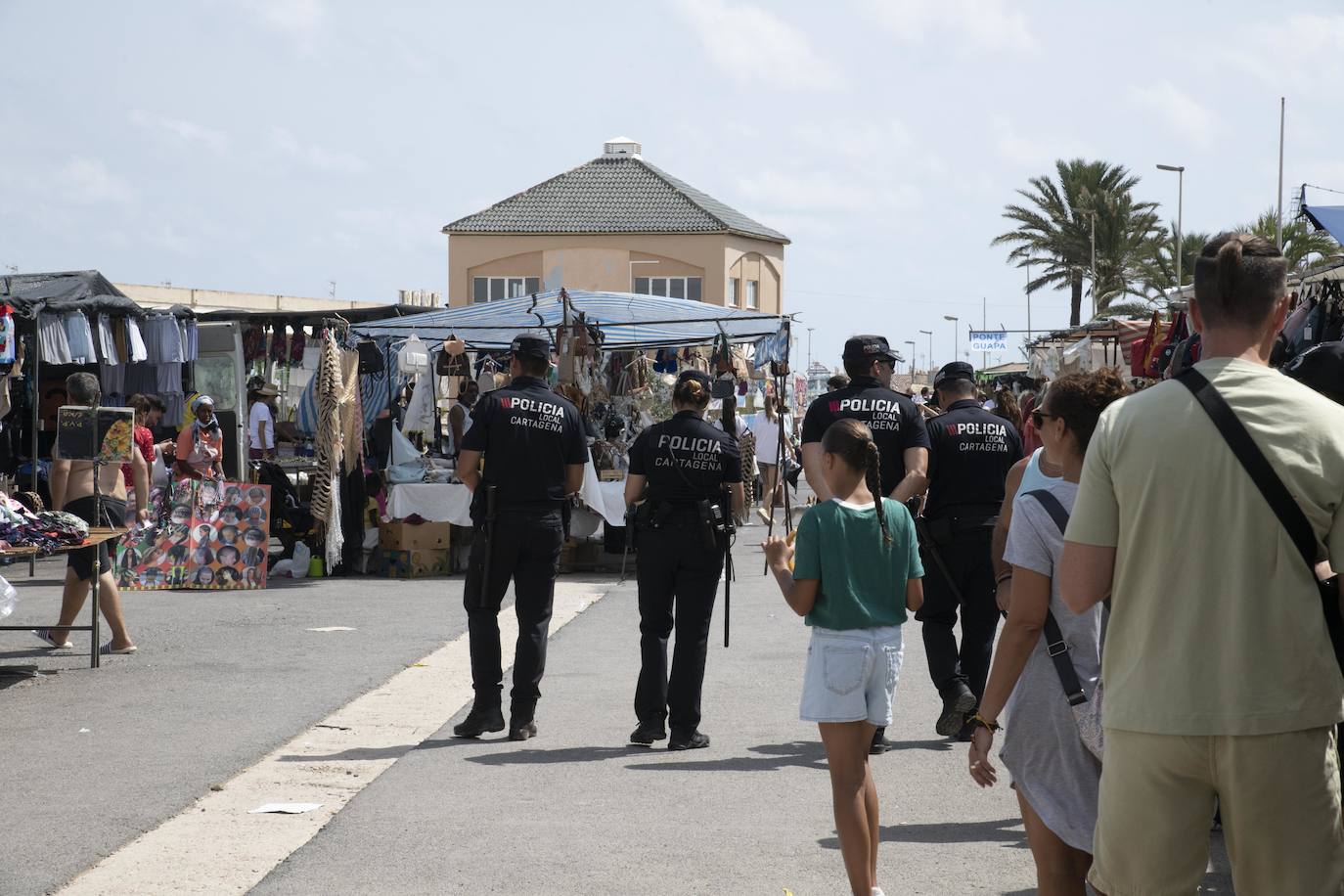 Fotos: Los manteros invaden el mercadillo de Cabo de Palos pese al dispositivo policial
