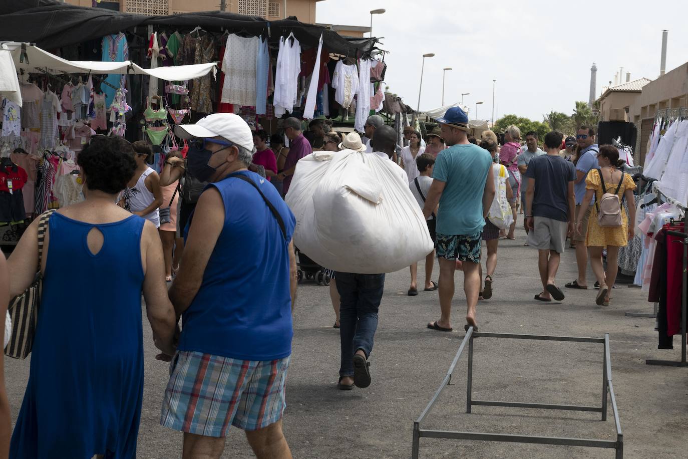 Fotos: Los manteros invaden el mercadillo de Cabo de Palos pese al dispositivo policial