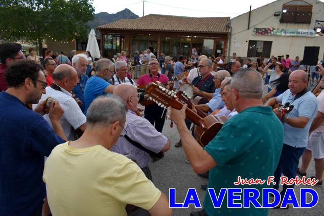 El pasado sábado, 30 de julio del 2022, en la explanada junto al Restaurante El Cortijo, en el Campo de San Juan, se celebró el XXX ENCUENTRO DE CUADRILLAS DE ANIMEROS EN EL NOROESTE MURCIANO. Las cuadrillas invitadas empezaron a llegar y a hacer música mientras se hacía la hora de degustar una merienda/cena que se les ofreció a las mismas. A continuación tuvo lugar el homenaje a Salvador Ondoño López, fallecido hace solo unos días.