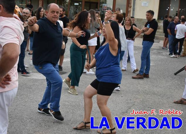 El pasado sábado, 30 de julio del 2022, en la explanada junto al Restaurante El Cortijo, en el Campo de San Juan, se celebró el XXX ENCUENTRO DE CUADRILLAS DE ANIMEROS EN EL NOROESTE MURCIANO. Las cuadrillas invitadas empezaron a llegar y a hacer música mientras se hacía la hora de degustar una merienda/cena que se les ofreció a las mismas. A continuación tuvo lugar el homenaje a Salvador Ondoño López, fallecido hace solo unos días.