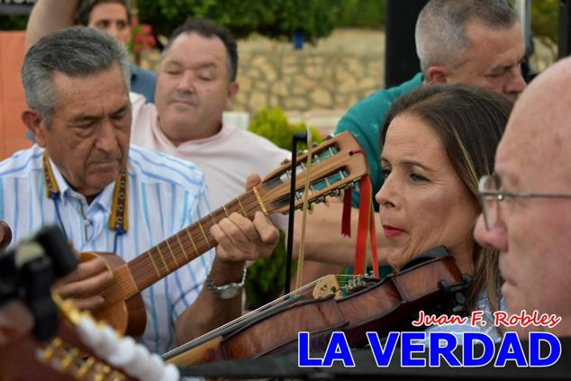 El pasado sábado, 30 de julio del 2022, en la explanada junto al Restaurante El Cortijo, en el Campo de San Juan, se celebró el XXX ENCUENTRO DE CUADRILLAS DE ANIMEROS EN EL NOROESTE MURCIANO. Las cuadrillas invitadas empezaron a llegar y a hacer música mientras se hacía la hora de degustar una merienda/cena que se les ofreció a las mismas. A continuación tuvo lugar el homenaje a Salvador Ondoño López, fallecido hace solo unos días.