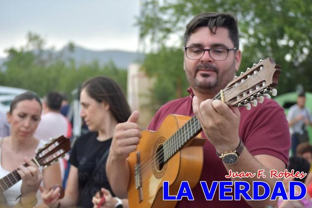 El pasado sábado, 30 de julio del 2022, en la explanada junto al Restaurante El Cortijo, en el Campo de San Juan, se celebró el XXX ENCUENTRO DE CUADRILLAS DE ANIMEROS EN EL NOROESTE MURCIANO. Las cuadrillas invitadas empezaron a llegar y a hacer música mientras se hacía la hora de degustar una merienda/cena que se les ofreció a las mismas. A continuación tuvo lugar el homenaje a Salvador Ondoño López, fallecido hace solo unos días.