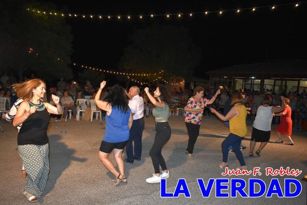 El pasado sábado, 30 de julio del 2022, en la explanada junto al Restaurante El Cortijo, en el Campo de San Juan, se celebró el XXX ENCUENTRO DE CUADRILLAS DE ANIMEROS EN EL NOROESTE MURCIANO. Las cuadrillas invitadas empezaron a llegar y a hacer música mientras se hacía la hora de degustar una merienda/cena que se les ofreció a las mismas. A continuación tuvo lugar el homenaje a Salvador Ondoño López, fallecido hace solo unos días.