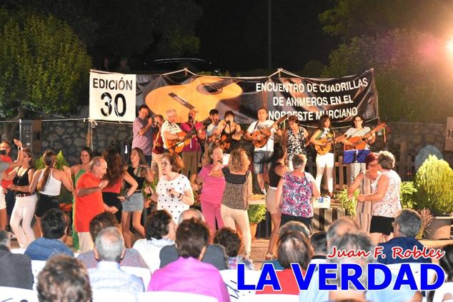 El pasado sábado, 30 de julio del 2022, en la explanada junto al Restaurante El Cortijo, en el Campo de San Juan, se celebró el XXX ENCUENTRO DE CUADRILLAS DE ANIMEROS EN EL NOROESTE MURCIANO. Las cuadrillas invitadas empezaron a llegar y a hacer música mientras se hacía la hora de degustar una merienda/cena que se les ofreció a las mismas. A continuación tuvo lugar el homenaje a Salvador Ondoño López, fallecido hace solo unos días.