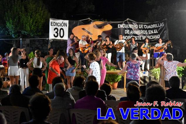 El pasado sábado, 30 de julio del 2022, en la explanada junto al Restaurante El Cortijo, en el Campo de San Juan, se celebró el XXX ENCUENTRO DE CUADRILLAS DE ANIMEROS EN EL NOROESTE MURCIANO. Las cuadrillas invitadas empezaron a llegar y a hacer música mientras se hacía la hora de degustar una merienda/cena que se les ofreció a las mismas. A continuación tuvo lugar el homenaje a Salvador Ondoño López, fallecido hace solo unos días.