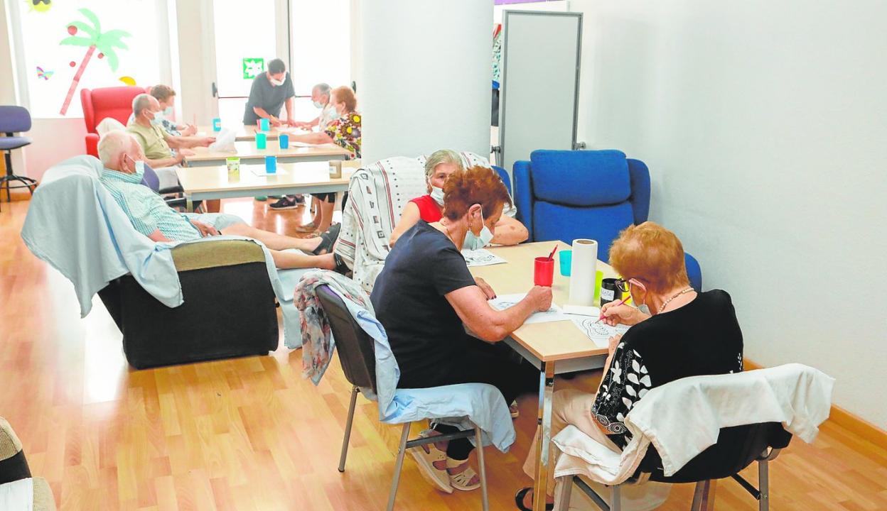 Usuarios del centro de día de la asociación Alzhéimer, en uno de los talleres. 