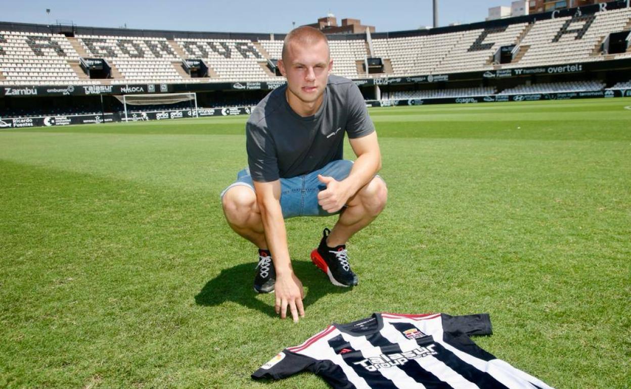 El sueco Isak Jansson, este lunes, en el estadio Cartagonova. 