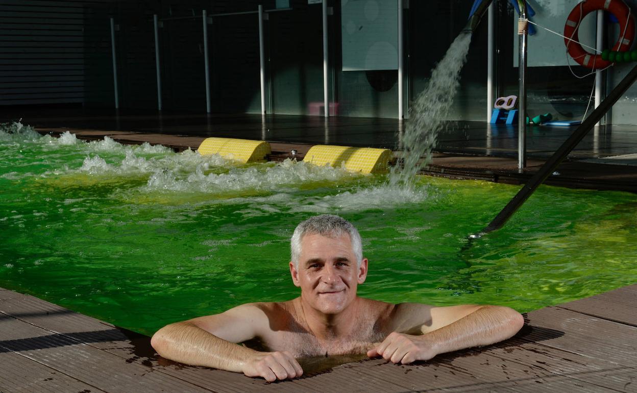 El doctor Juan Ramón Gimeno, durante una de sus sesiones de natación. 