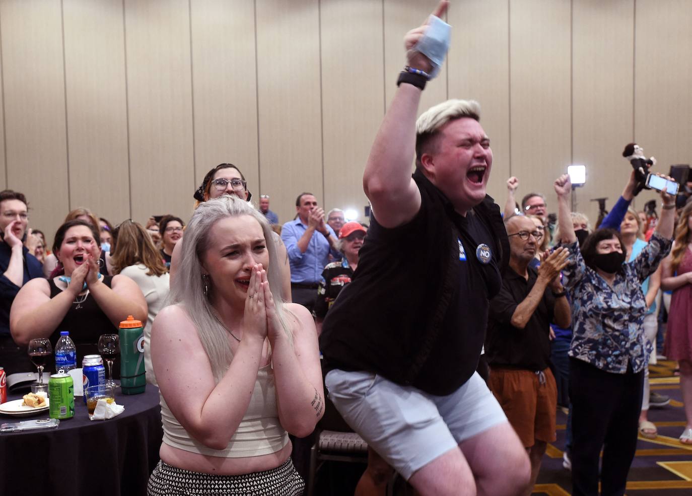 Un grupo de personas celebra el resultado del referéndum a favor de proteger el aborto en Kansas. 