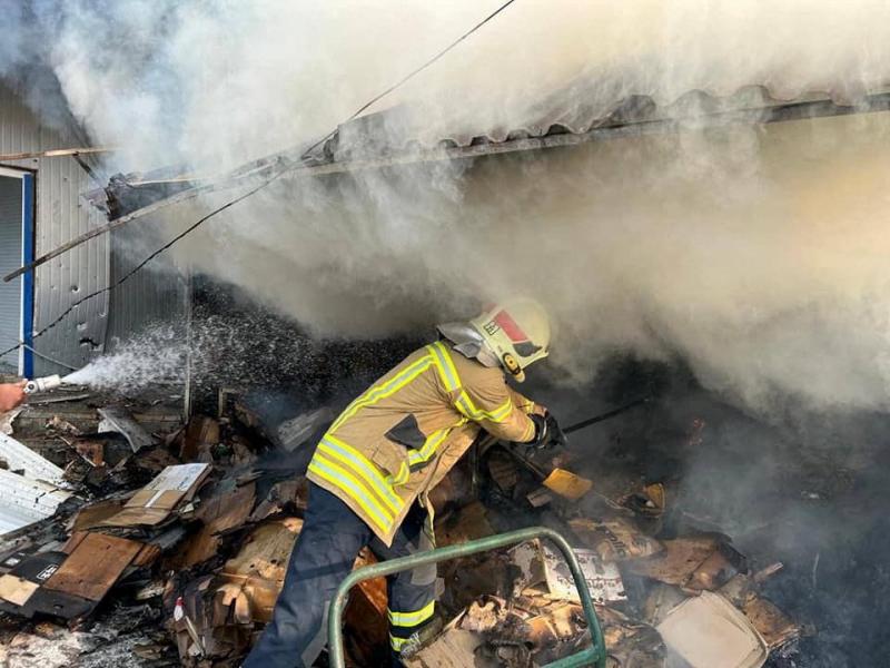 Un bombero lucha contra el fuego tras el bombardeo de una casa en el Donbás