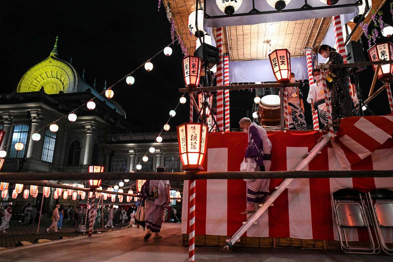 Fotos: La danza de Tokio que honra a los espíritus ancestrales