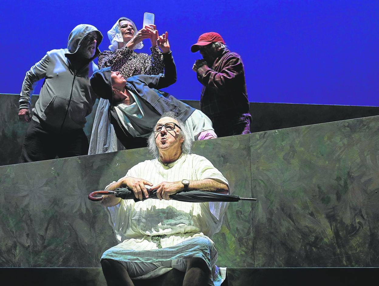 Ramón Fontserè (en el centro de la imagen) durante la función.