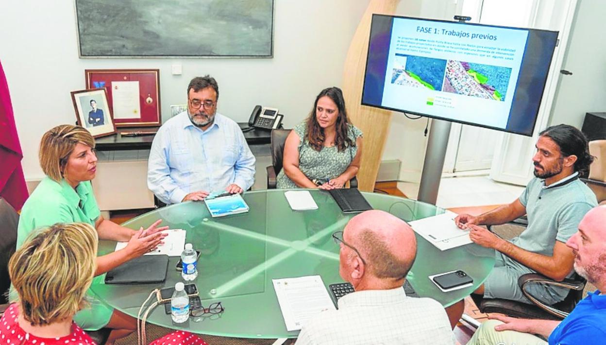 Noelia Arroyo, a la izquierda, durante la reunión con los técnicos. 