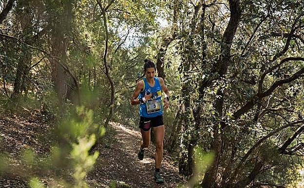 Imagen principal - Marta en acción en la carrera de la Copa España que ganó en San Esteve de Palautordera (Barcelona) y durante entrenamientos 