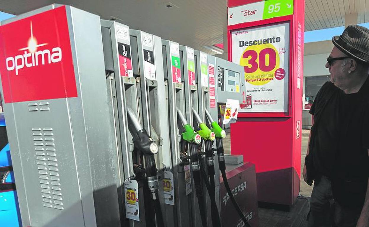 Surtidores de varios tipos de carburante en una estación. 