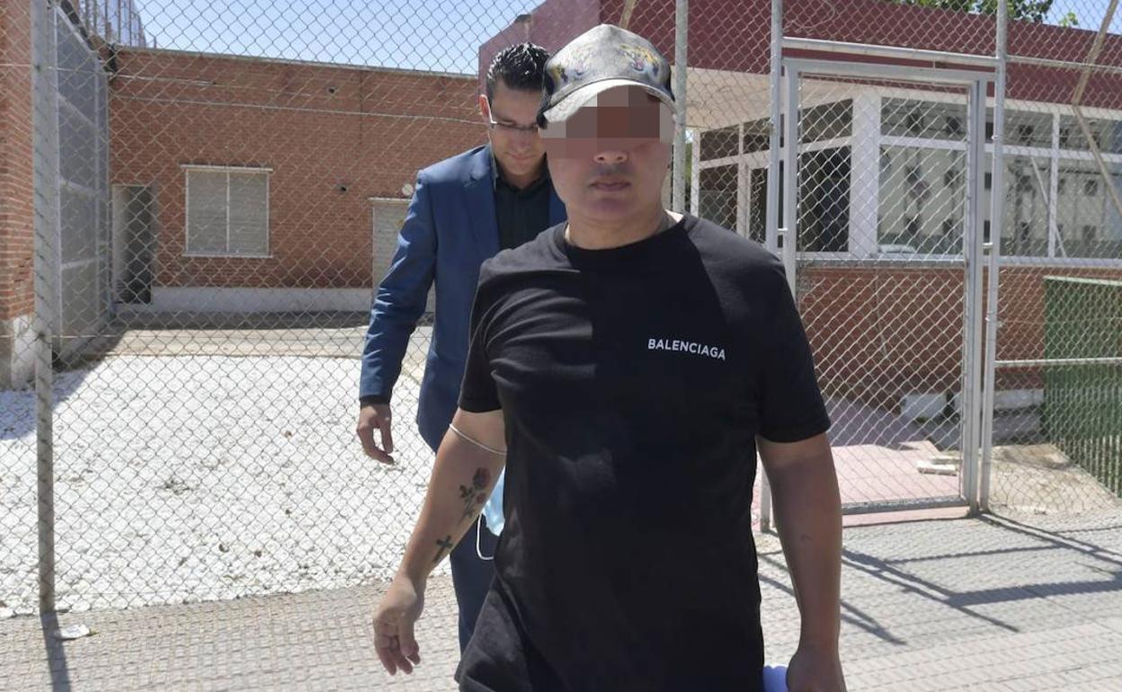 El presunto conde Nacho Jacob, este viernes, a su salida de la prisión de Sangonera, junto a su abogado, Raúl Pardo-Geijo. 