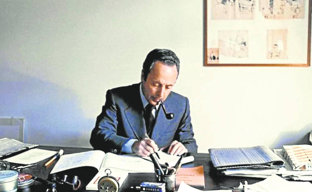 Giorgio Bassani en su estudio.