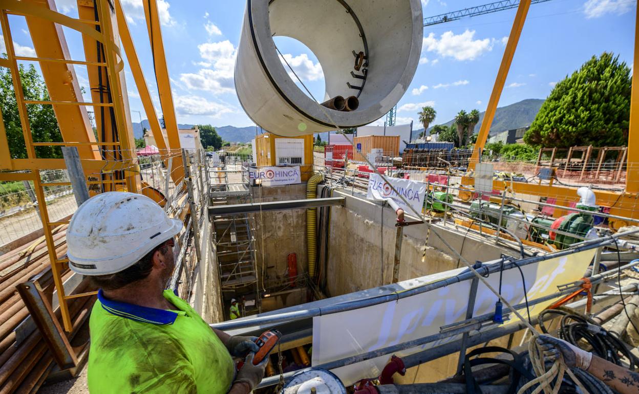 Imagen de archivo de las obras del colector de saneamiento y pluviales en la zona del soterramienta de las vías del tren. 