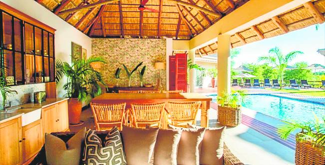 Ilala Lodge Hotel (muy bueno). África-Zimbabue-Cataratas Victoria. A solo 2 km de las Cataratas victoria y junto a su parque nacional, permite ver el rocío que producen las cataratas. De estilo colonial, muy bien conservado, está rodeado de extensos jardines y a 10 km de Living Stone.