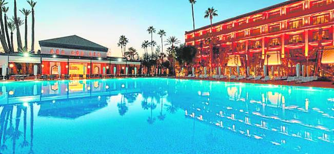 Hotel Mamunia (muy bueno). África-Marruecos-Marraquech. Asentado en un palacio del siglo XII, fue rehabilitado en su totalidad hace pocos años. Se encuentra muy próximo a la mezquita Qutubia y a la famosa plaza de Yamaa el Fna. Sus maravillosos jardines ayudan a crear una atmósfera muy especial reconocida por los visitantes internacionales.