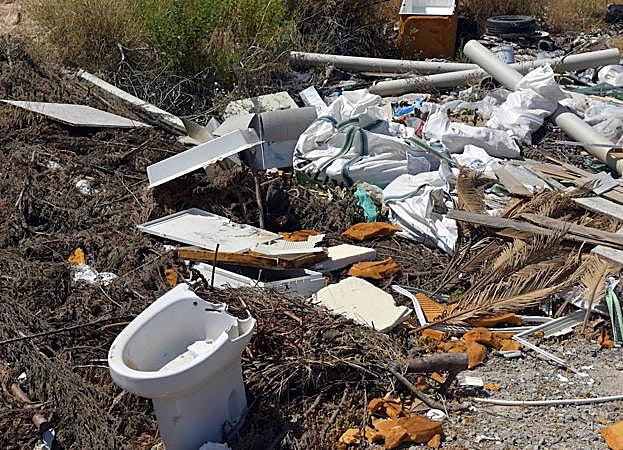 Una de las escombreras que trufan el entorno. Guillermo Carrión