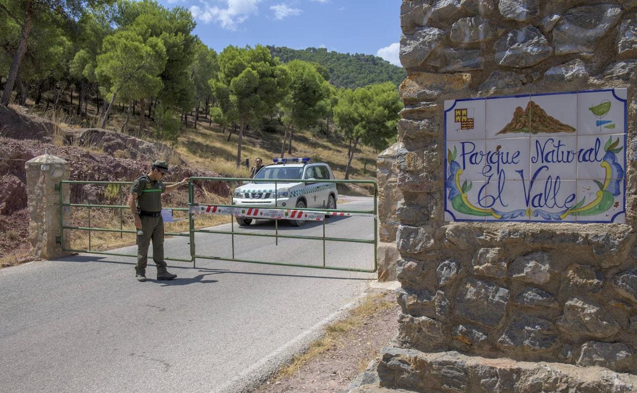 Dos agentes medioambientales cortan el acceso al Parque Natural de El Valle, cerrado a vehículos por riesgo de incendios.